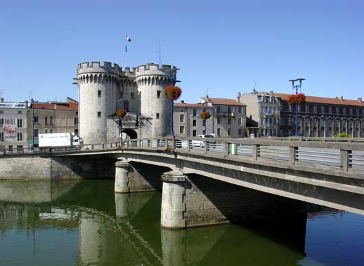 Porte Chaussee and River Meuse at Verdun - click to close