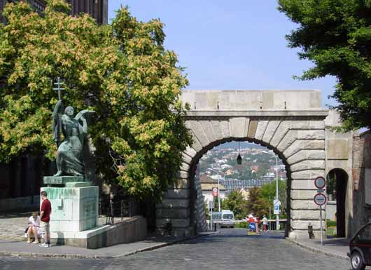 Buda Vienna Gate - click to close